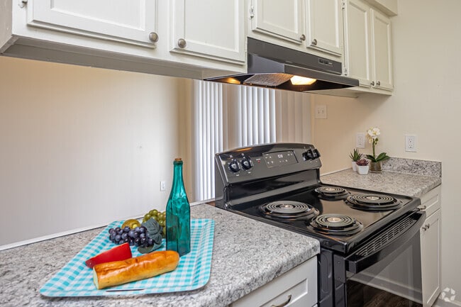 2BR, 2BA - 1,020SF - Devonshire Apartments