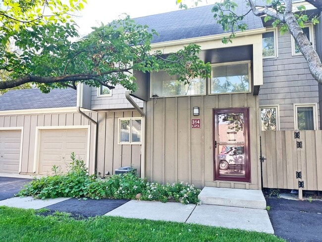 Building Photo - Newly Remodeled Townhome with 2-Car Garage...