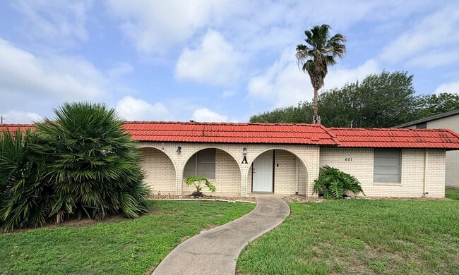 Building Photo - Don't miss out! Large 2/2 apartment