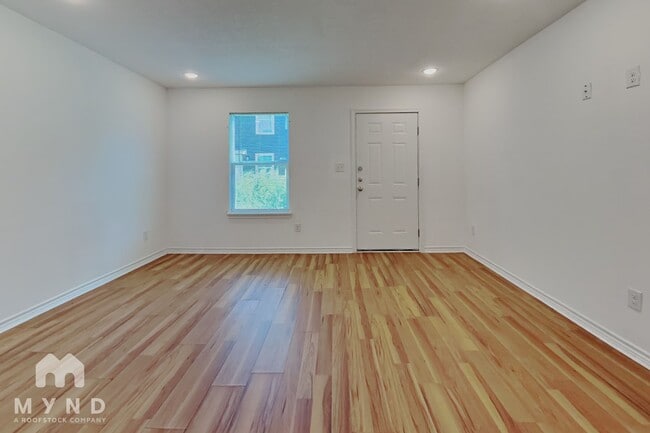3034 W Salinas