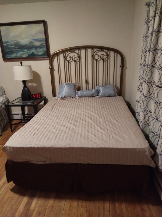 Bedroom - 569 W Broadway