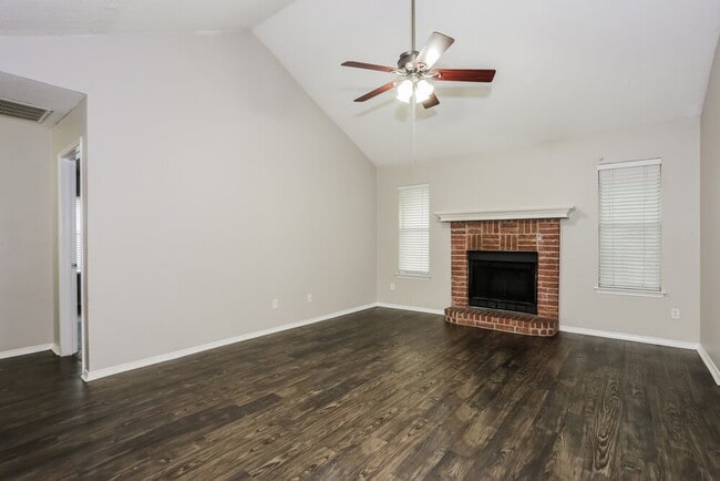 Photo - 704 Stonebrooke Dr