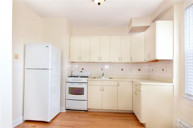106 Fourth Ave B1  