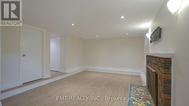 Photo - 881 Coxwell Ave
