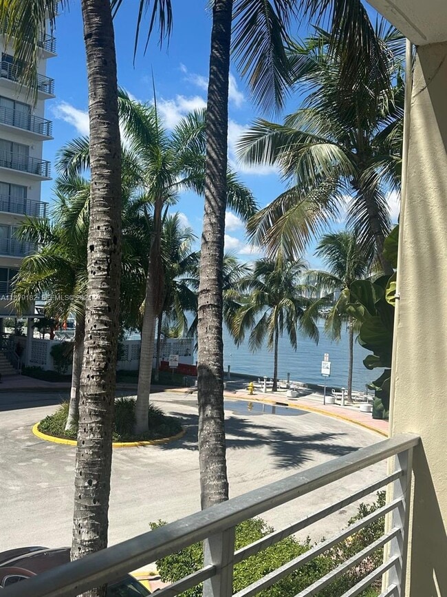 Building Photo - 1441 Lincoln Rd Unit 302