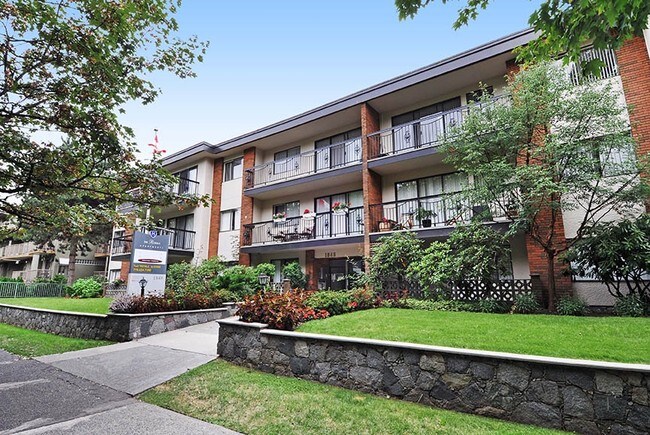 Primary Photo - The Royale