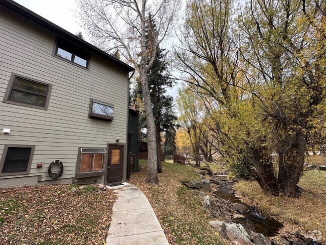 Building Photo - Adorable Townhome on the Creek near Downto...