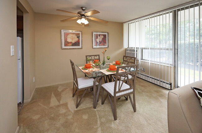 Water'sEdge-Model2024-DiningArea