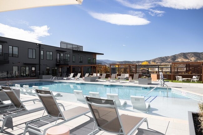 Building Photo - Contour