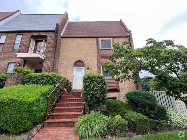 Building Photo - Gorgeous 4 Bed 3.5 Bath End-Unit Townhome ...