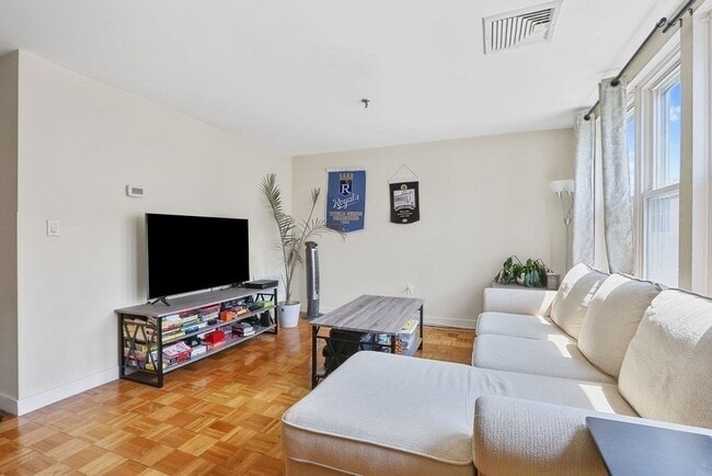 Building Photo - 128 Tudor St