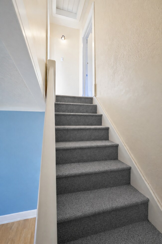 Photo - 833 W 27th St