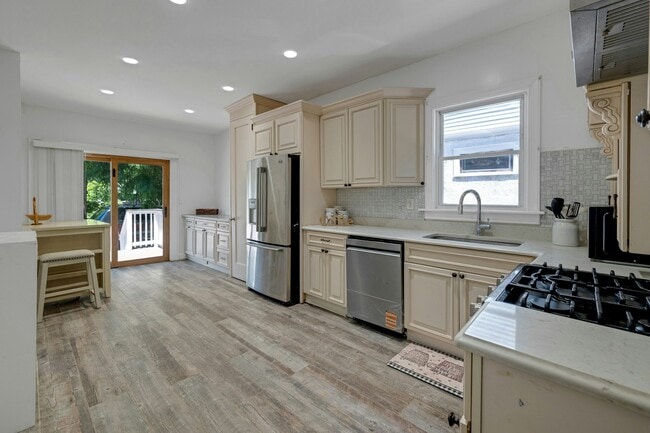 Photo - 127 S Burnet St