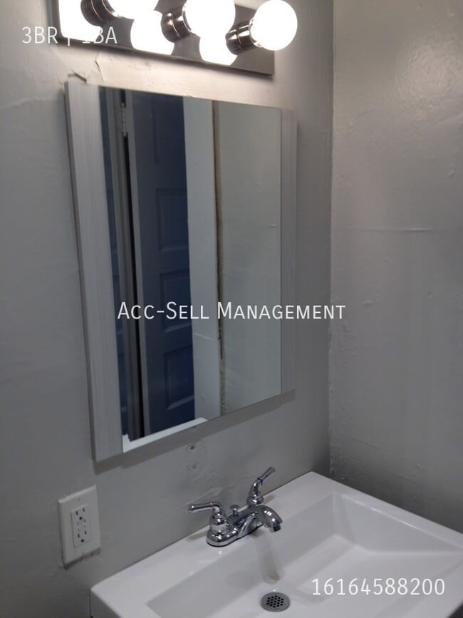 Photo - 956 Adams St SE