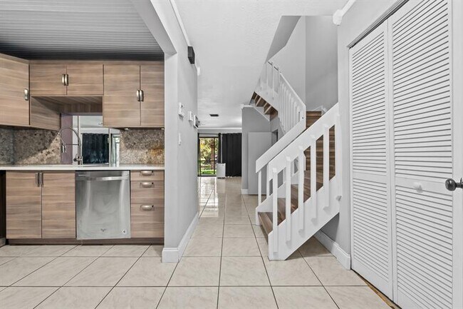 Photo - 4902 NW 82nd Ave Unidad 2001