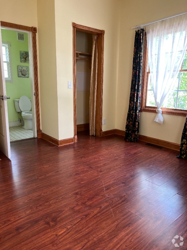 Building Photo - 2500 Bainbridge St Rental