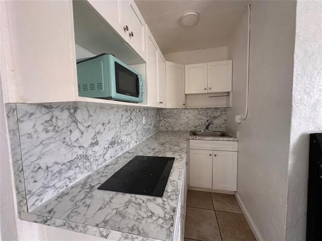 Building Photo - 728 SW 6th St Unit B Rental