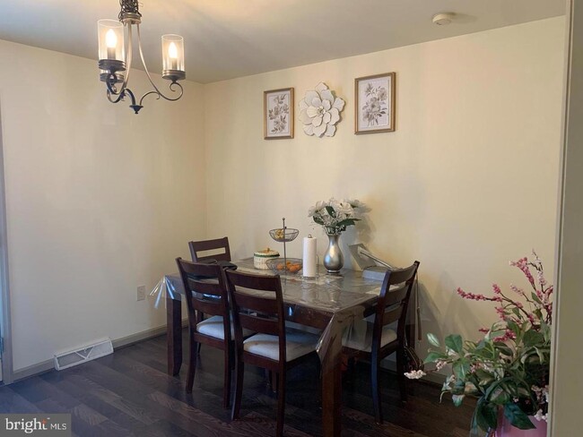 Photo - 1111 Meily St