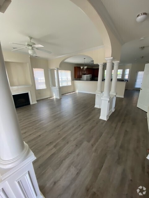 Building Photo - Beautiful 3 Bedroom 2.5 Bath Town Home in ...