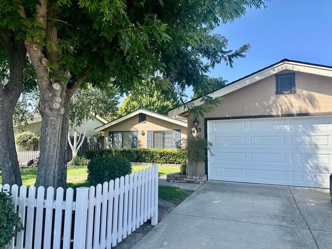 Building Photo - One story gorgeous home in the highly desi...