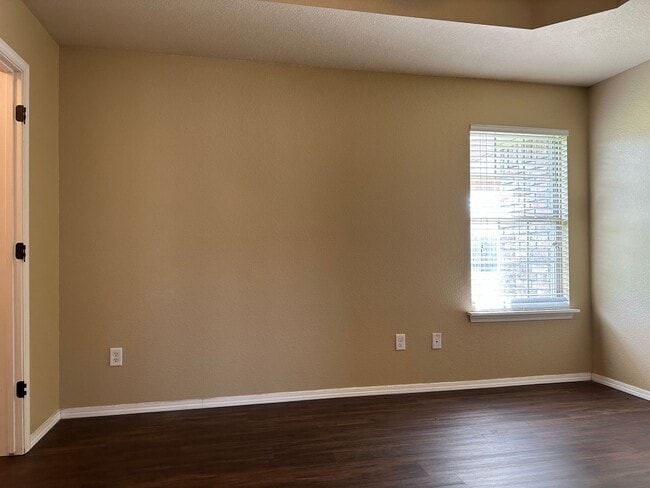 Photo - * Move-In Special * Beautiful Living: 3 Be...
