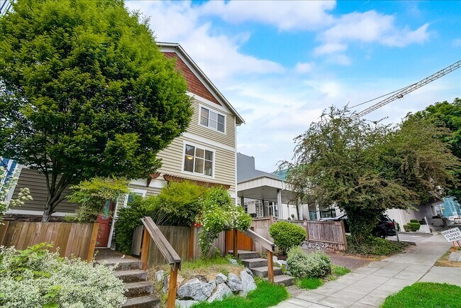 Photo - 844 NE 66th St