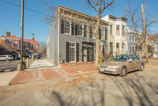 Building Photo - 2 N Plum St