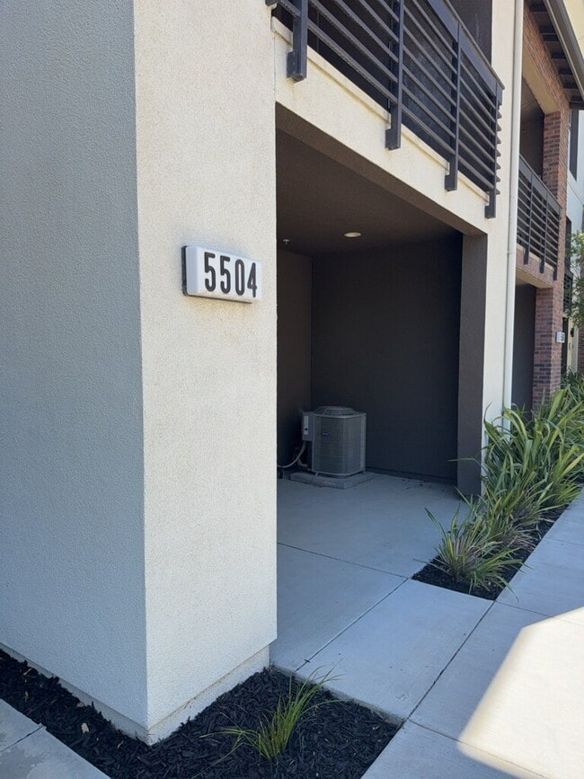 Building Photo - Stunning 3 Bed/3.5 Bath Townhome Walking Distance to BART