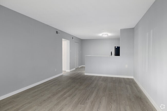1BR, 1BA - 631SF - Living Room