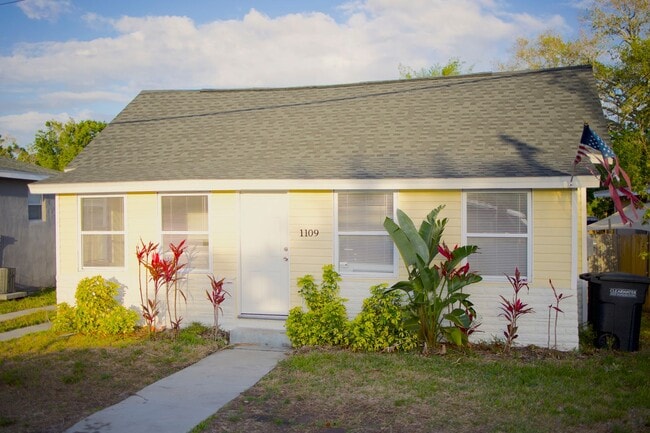 Photo - Spacious Clearwater Home with Modern Comforts with Private Backyard! 2bed | 1Bed