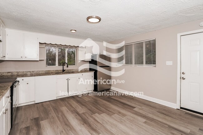 Photo - 290 Lilly Ave