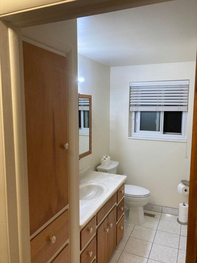 Main Bath - 615 E 250 N Unit 615 A