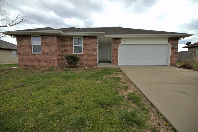 3 bedroom 2 bathroom home with fence - 3 bedroom 2 bathroom home with fence