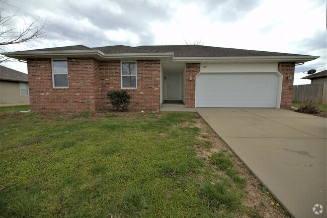 Building Photo - 3 bedroom 2 bathroom home with fence