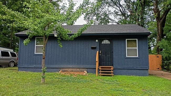Building Photo - 2900 Flora Ave