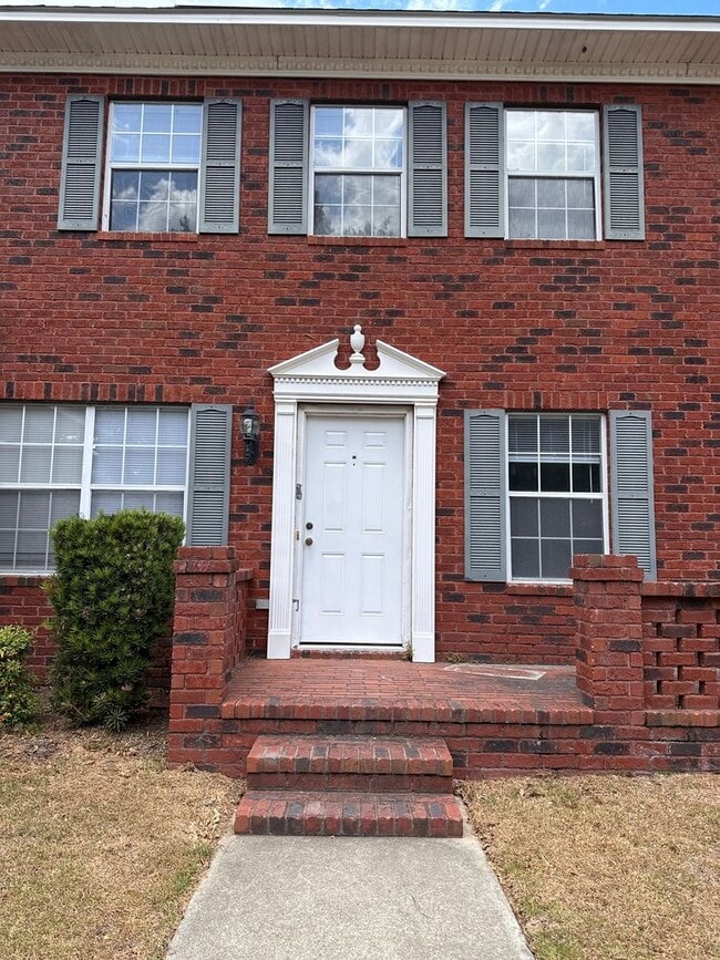 Building Photo - 900 Country Club Rd Unit 11