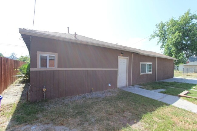 Building Photo - 3 bedroom 1 bathroom home located in San B... Unit B