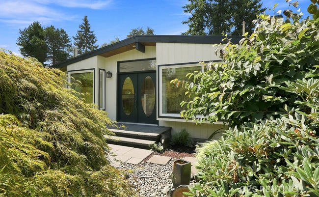 Building Photo - 17224 Beach Dr NE
