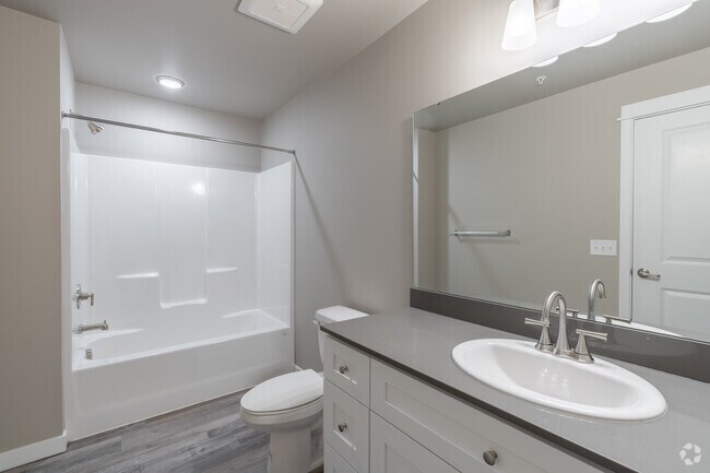 1BR, 1BA - 751SF - Bathroom