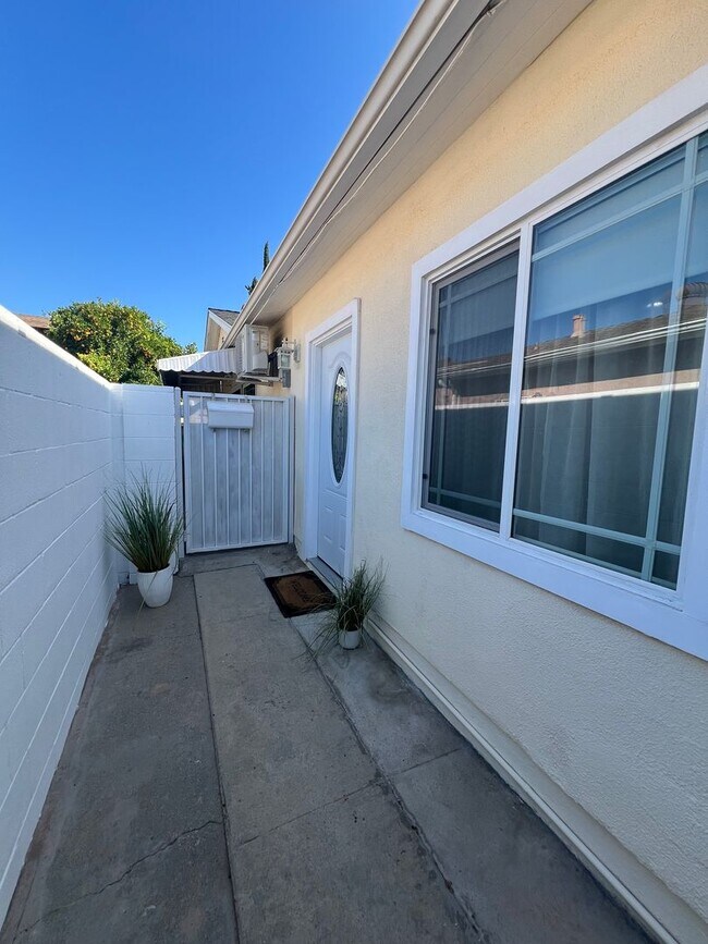 Studio ADU apartment in the center of Simi... House Rental in Simi