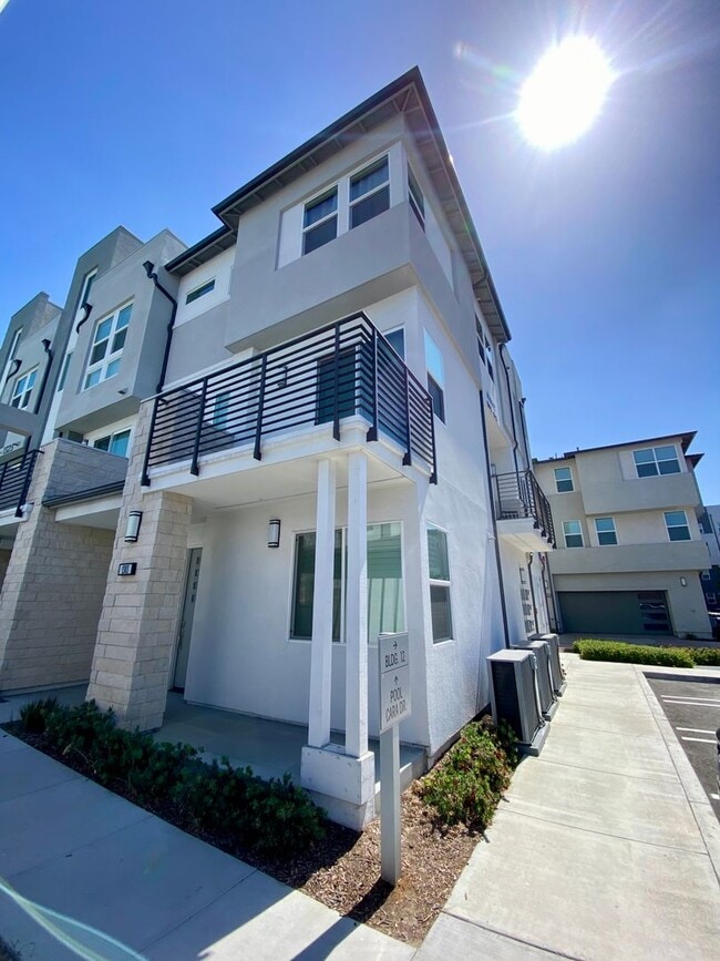 Building Photo - Four Levels of Modern Luxury Living in Ana... Rental