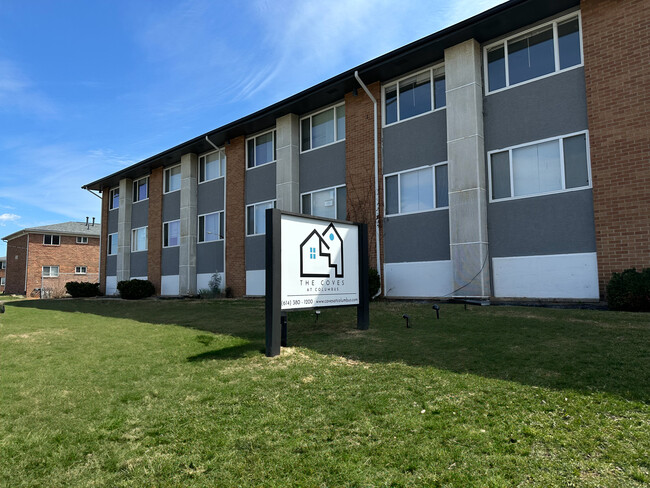 Front Building - Coves at Columbus on Hilton Avenue Rental
