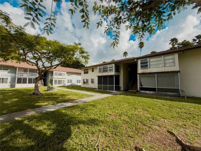 Building Photo - 325 W Laurel Dr Unit 2L