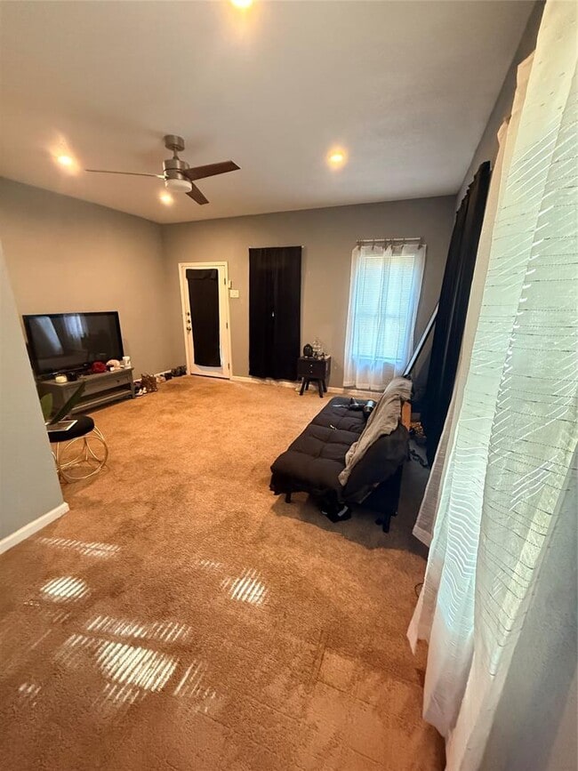 907 Attas Ave