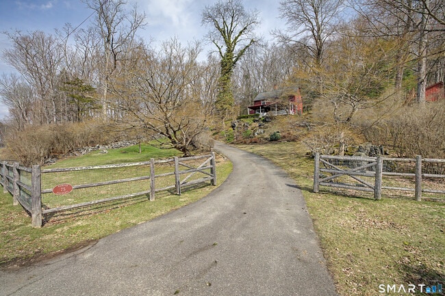 Building Photo - 75 Lake Lillinonah Rd N