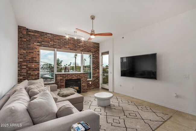 Building Photo - 2302 N Central Ave Unit 206