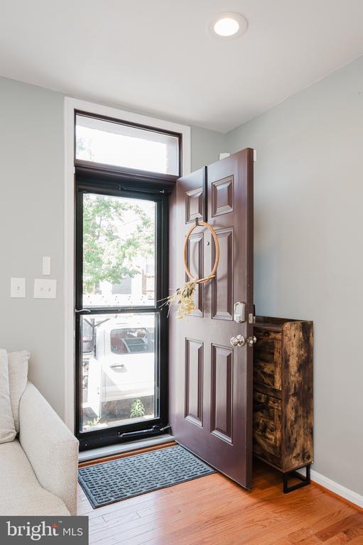Photo - 917 Baylis St