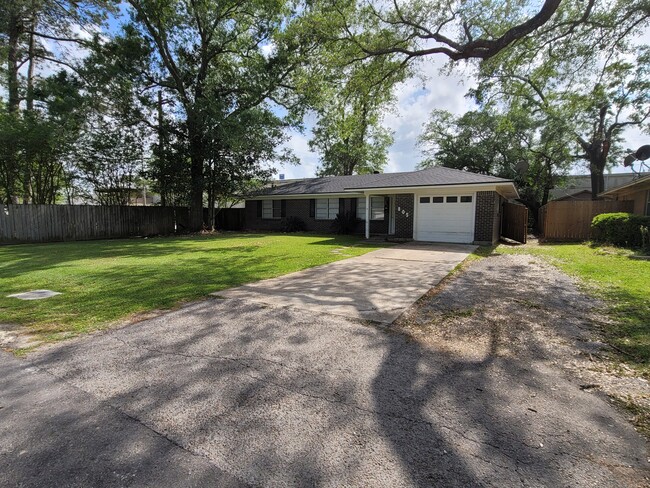 Building Photo - 805 Lamar St