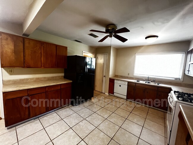 Photo - 2415 Rhododendron Ave