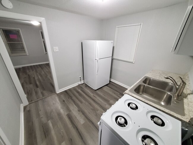 Building Photo - 231 W Follett St Unit 1